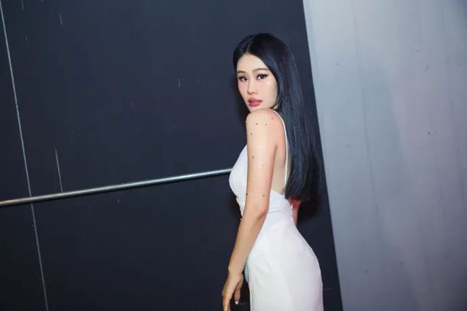 米乐M6 米乐袁娅维太会秀好身材了！白色吊带裙还加高开叉设计气场slay(图4)