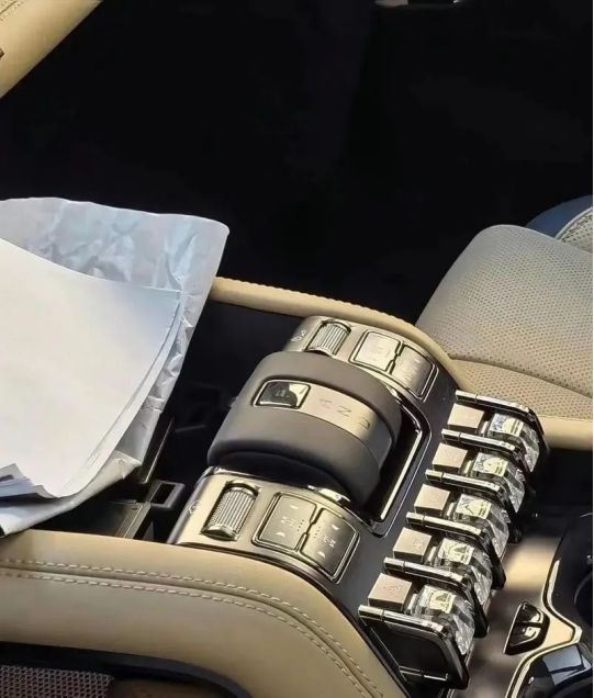 设计前卫硬派比亚迪F品牌首款车型内饰谍照曝光米乐 M6米乐(图3)