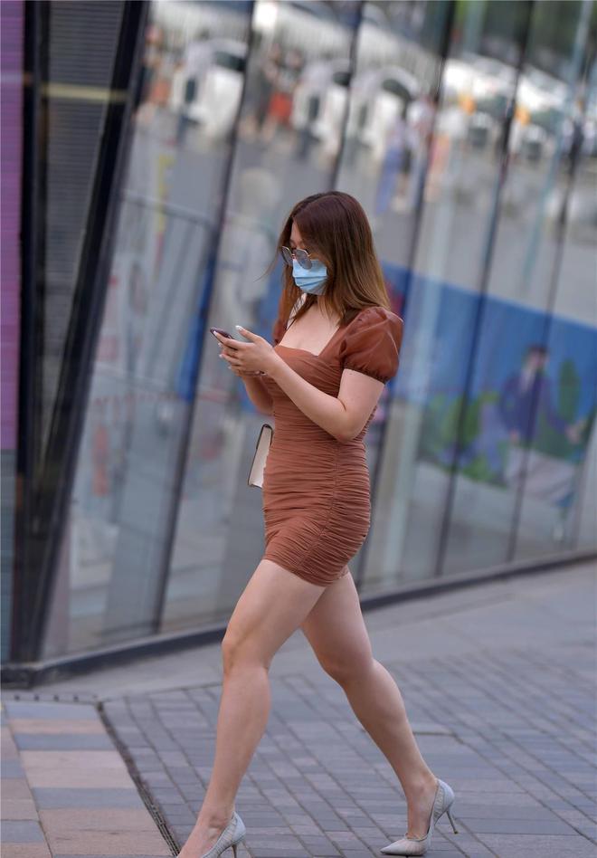6厘米的灰色尖头细跟鞋侧面的网米乐M6 米乐纱透视设计搭配褐色的紧身裙(图1)