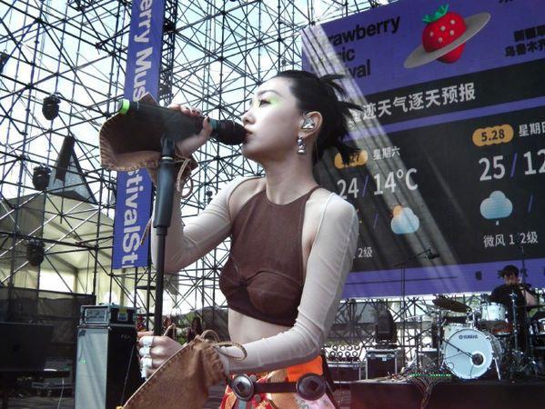 衣服设计掀错觉郭采洁米乐 M6米乐音乐节表演“胸部掉到腰”网傻眼(图1)