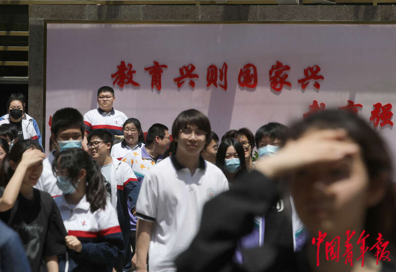 每周图片精选（63-69） 米乐 M6米乐全国高考举行、神舟十五号返回舱着陆、收割小麦(图1)