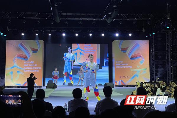 米乐M6 米乐湖南工业大学毕业生服装设计作品登上T台展出(图3)