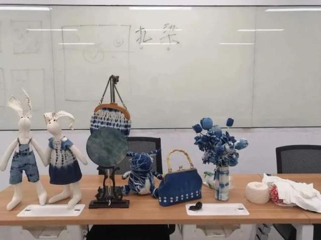用板蓝根做出米乐 M6米乐美丽的扎染？在这里制作独一无二的围巾→(图1)