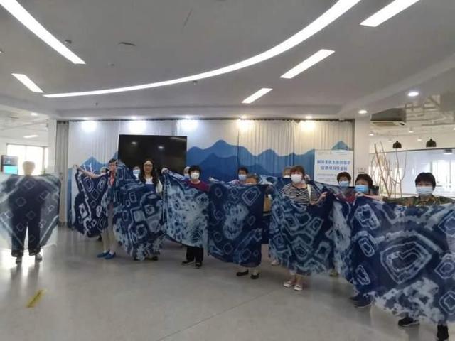 用板蓝根做出米乐 M6米乐美丽的扎染？在这里制作独一无二的围巾→(图3)