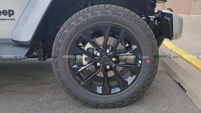 细节设计更加米乐 M6米乐精致新款Jeep角斗士测试谍照曝光(图2)