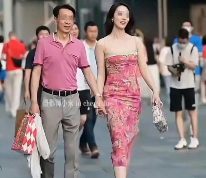米乐M6 米乐董小姐大火背后裙子却让设计者闹心了谁火谁蹭但咱们是刮蹭(图1)