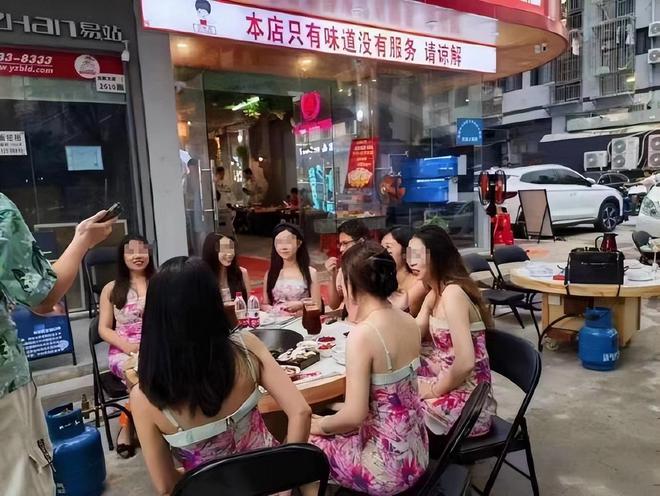 米乐M6 米乐董小姐大火背后裙子却让设计者闹心了谁火谁蹭但咱们是刮蹭(图7)