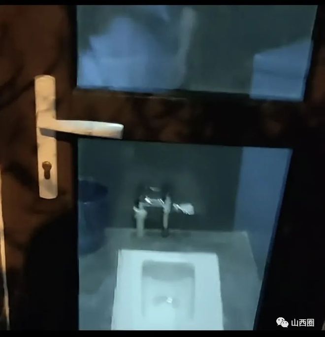 网爆太原某公园厕所门是透明的！工作人员：不清楚为何这样设计米乐 M6米乐(图1)