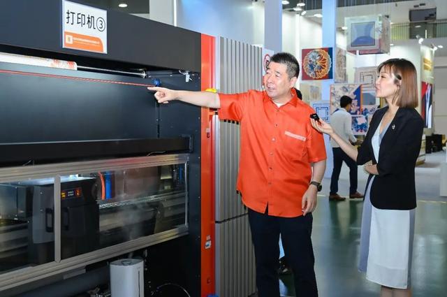 一条丝巾从设计生产到实物米乐M6 米乐最快仅需1小时万事利丝绸AI“未来工厂”炫酷亮相丝博会(图6)