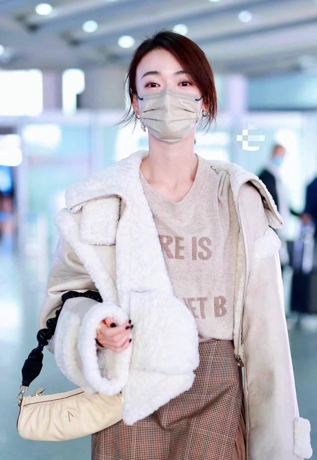 吴谨言太会穿了皮毛一体外套搭配米乐M6 米乐薄款卫衣温柔知性又有女人味(图3)