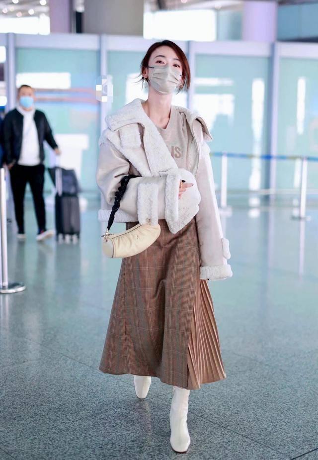 吴谨言太会穿了皮毛一体外套搭配米乐M6 米乐薄款卫衣温柔知性又有女人味(图2)