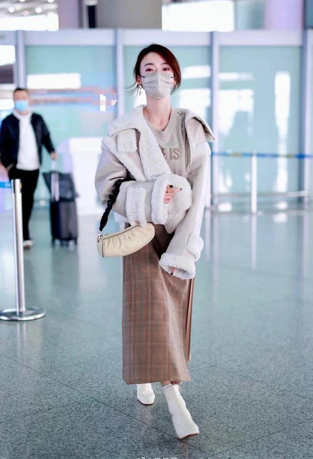 吴谨言太会穿了皮毛一体外套搭配米乐M6 米乐薄款卫衣温柔知性又有女人味(图6)