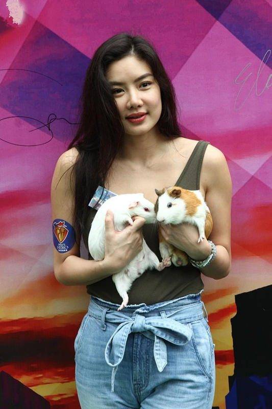 乐基儿和其他超模不一样军绿色背心配牛仔潇洒帅气美出高级范米乐M6 米乐(图1)