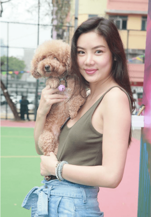乐基儿和其他超模不一样军绿色背心配牛仔潇洒帅气美出高级范米乐M6 米乐(图3)
