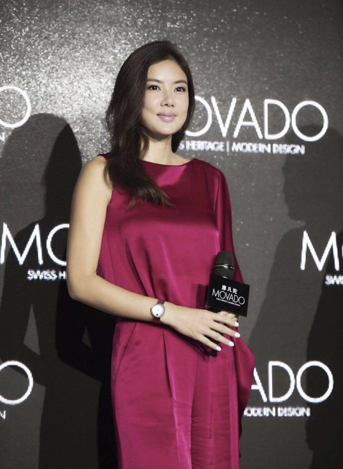 乐基儿和其他超模不一样军绿色背心配牛仔潇洒帅气美出高级范米乐M6 米乐(图12)