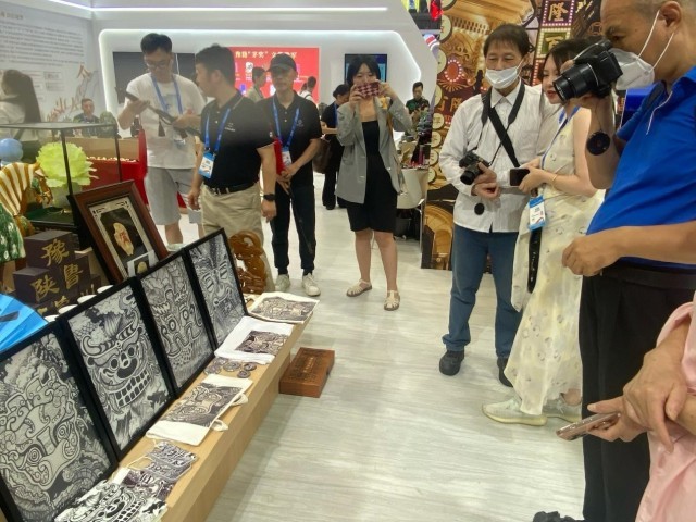 米乐M6 米乐文博会上展风采！郑州工商学院设计类专业师生作品再登深圳文博会(图2)