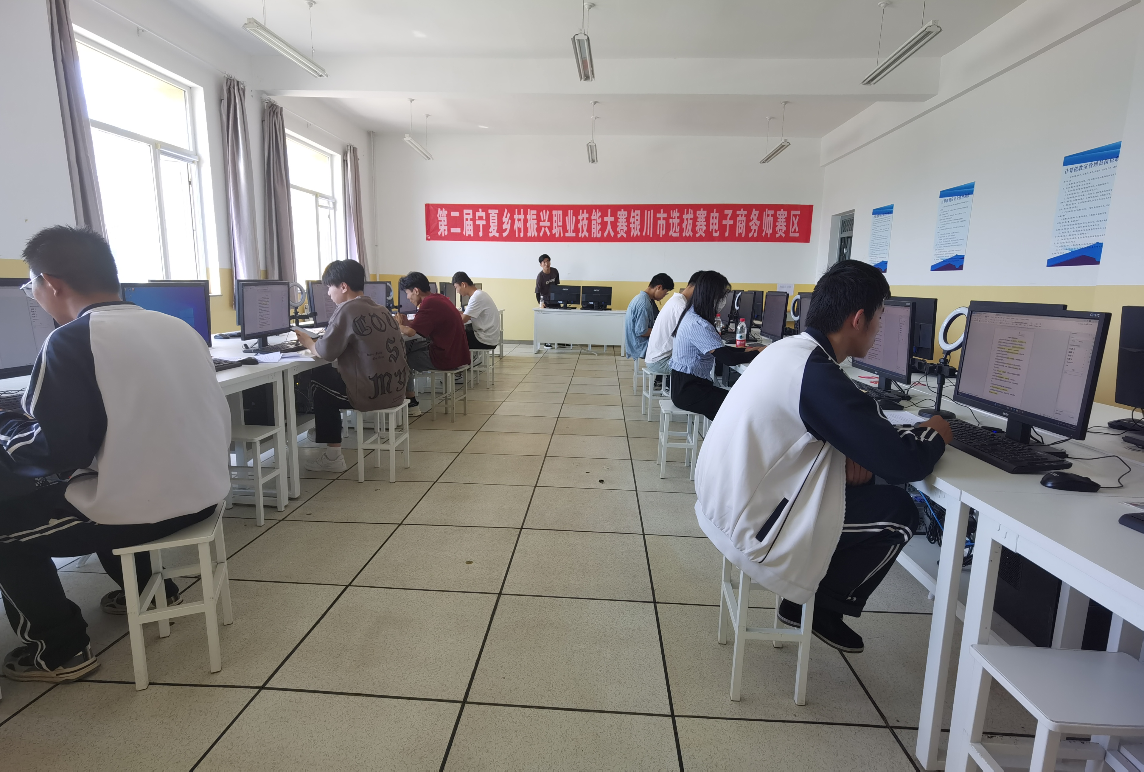 第二届米乐 M6米乐宁夏乡村振兴职业技能大赛银川市选拔赛电子商务赛举行(图2)