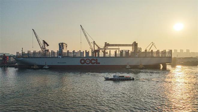米乐 M6米乐完全自主研发设计建造全球最大级别新造集装箱船出江试航(图1)