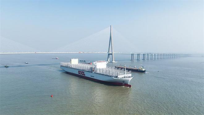米乐 M6米乐完全自主研发设计建造全球最大级别新造集装箱船出江试航(图4)