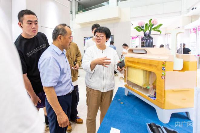 米乐M6 米乐帮迷路蜜蜂回家、为乡村设计文创产品……这所高校用“创意点亮乡村”(图1)
