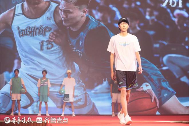 山东服装职业学院服装设计与表演系毕业作品米乐 M6米乐展上演时尚盛宴(图2)