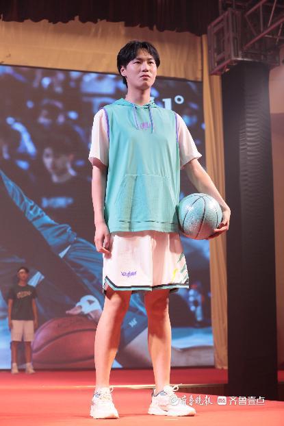山东服装职业学院服装设计与表演系毕业作品米乐 M6米乐展上演时尚盛宴(图3)