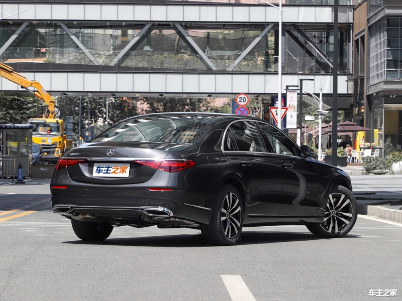 奔驰S400L尊贵奢华7米乐M6 米乐秒100米不愧是S级别里的高端商务舱(图1)