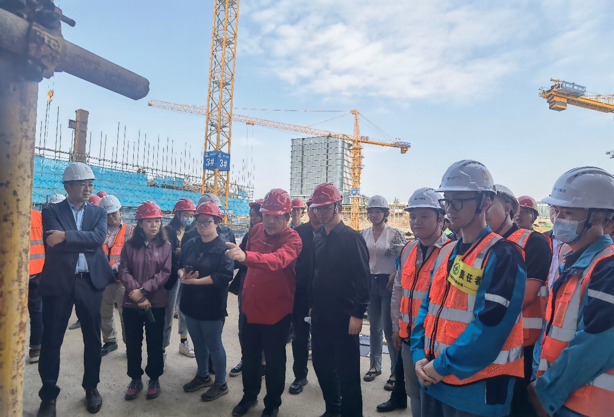 中国建筑设计研究院崔愷院士一行赴上海宝冶集团承建的青岛创意文化综合体建设项目考察指导米乐M6 米乐(图1)