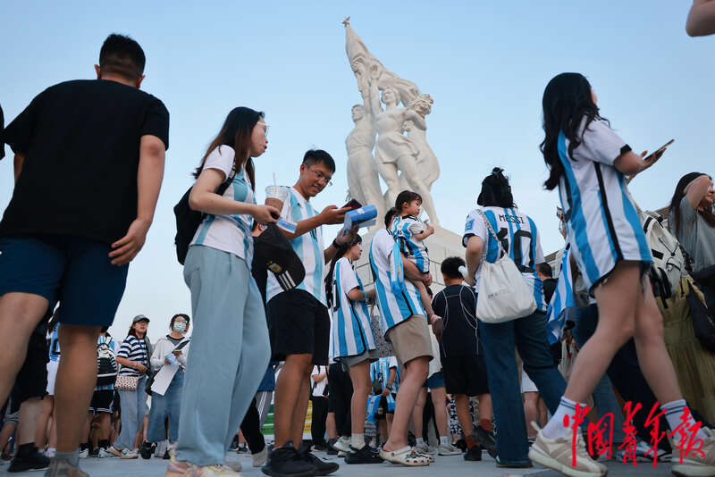 米乐M6 米乐每周图片精选（610-616） 梅西来了、酷暑足球热、布林肯访华、上影节30年(图1)