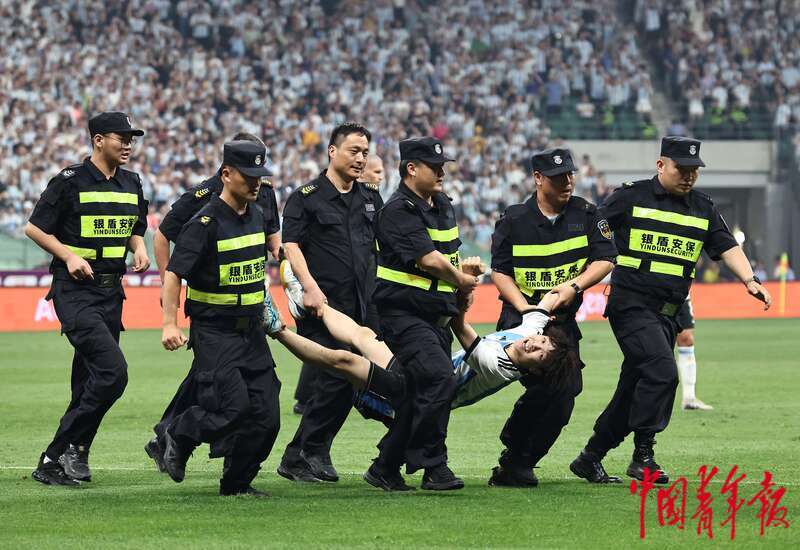 米乐M6 米乐每周图片精选（610-616） 梅西来了、酷暑足球热、布林肯访华、上影节30年(图2)