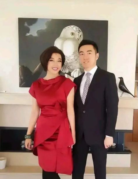 米乐 M6米乐刘晓庆在豪宅搂小鲜肉亲密合影相差40岁却似同龄(图2)