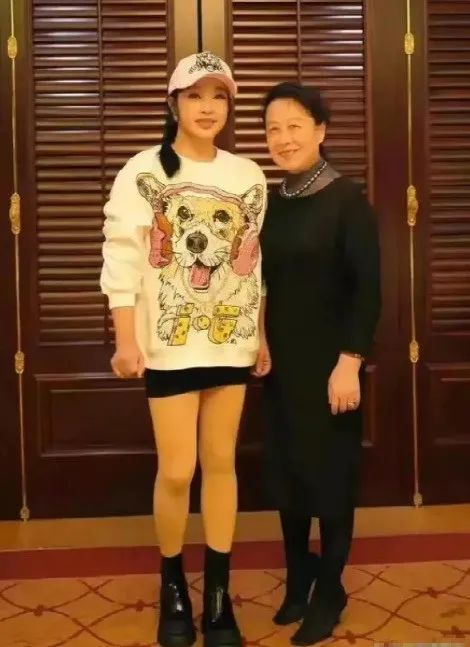 米乐 M6米乐刘晓庆在豪宅搂小鲜肉亲密合影相差40岁却似同龄(图5)