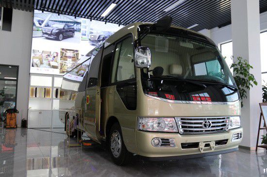米乐M6 米乐2023款丰田考斯特商务大巴带隔断设计(图1)
