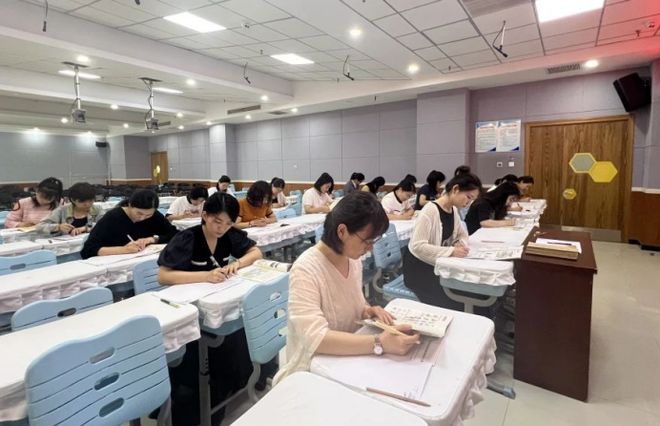 米乐 M6米乐赋能教育教学 商丘市汇佳学校举行英语教师教案设计大赛活动(图4)