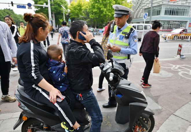 电动车因违规载人被罚车主：不能载人设计米乐 M6米乐后座干嘛？获得回复(图1)