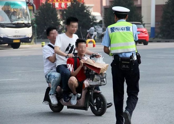 电动车因违规载人被罚车主：不能载人设计米乐 M6米乐后座干嘛？获得回复(图7)