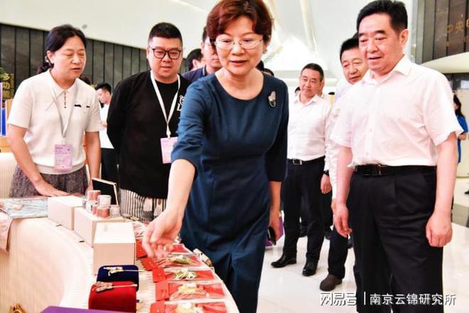 米乐 M6米乐科技创新 艺术设计赋能 南京云锦研究所这款产品又火出了圈(图2)