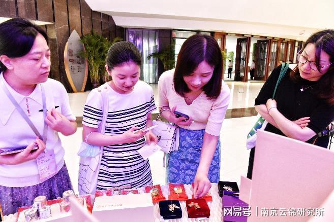 米乐 M6米乐科技创新 艺术设计赋能 南京云锦研究所这款产品又火出了圈(图6)