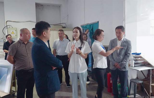 米乐 M6米乐哈市呼兰区委统战部携民企与“经典印业”对接 共谋“经典”创新设计赋能“七大都市”建设(图2)