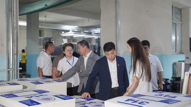 米乐 M6米乐哈市呼兰区委统战部携民企与“经典印业”对接 共谋“经典”创新设计赋能“七大都市”建设(图1)