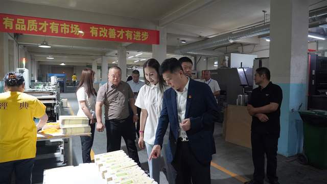 米乐 M6米乐哈市呼兰区委统战部携民企与“经典印业”对接 共谋“经典”创新设计赋能“七大都市”建设(图4)