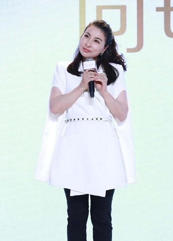 米乐 M6米乐郭晶晶适合穿商务风的服装有种端庄的女人味儿身材衬得更好了(图1)