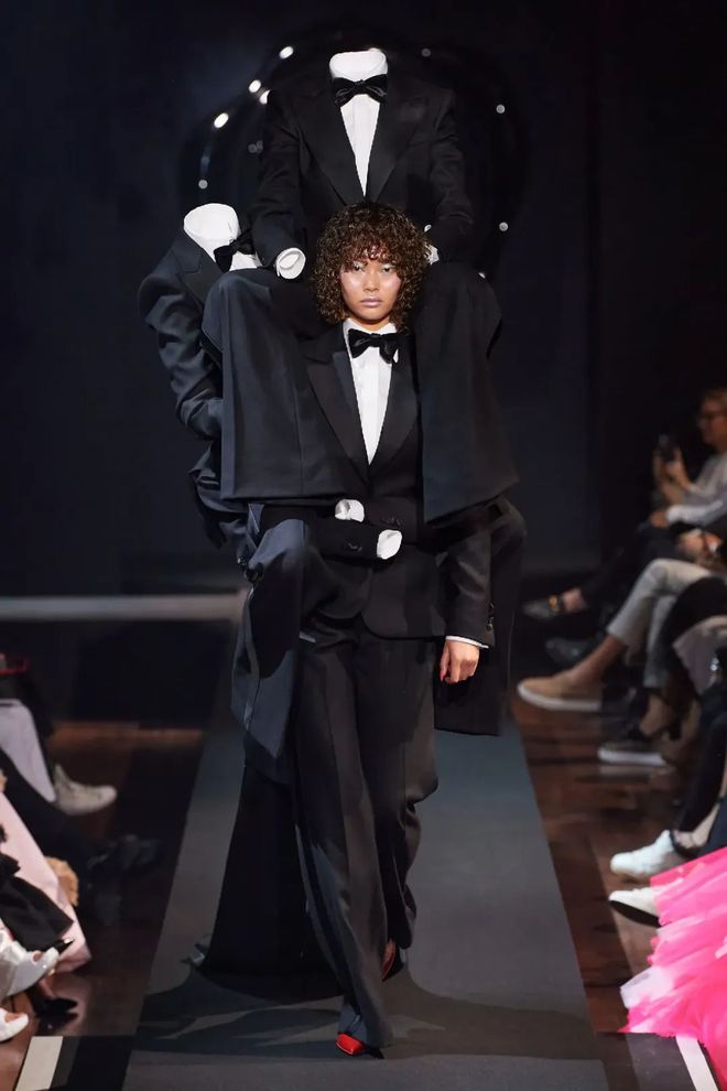 米乐M6 米乐盘点近期时尚界的先锋“丑衣服”？来自中国设计师的肌肉时装火出圈Tommy Cash穿它看秀！(图2)