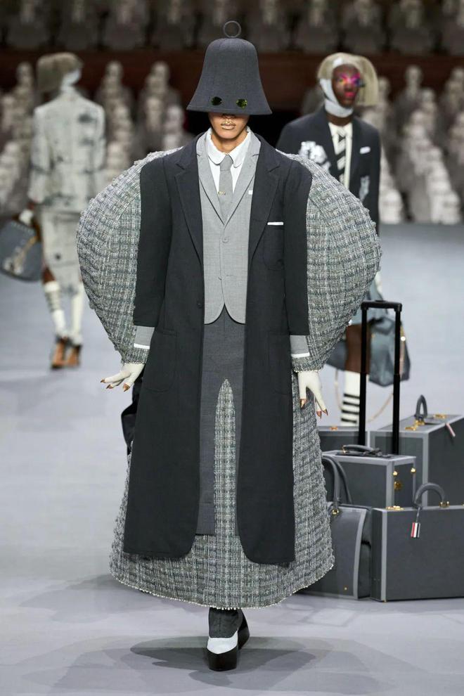米乐M6 米乐盘点近期时尚界的先锋“丑衣服”？来自中国设计师的肌肉时装火出圈Tommy Cash穿它看秀！(图9)