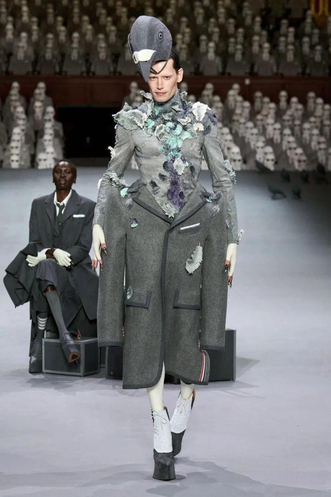 米乐M6 米乐盘点近期时尚界的先锋“丑衣服”？来自中国设计师的肌肉时装火出圈Tommy Cash穿它看秀！(图8)