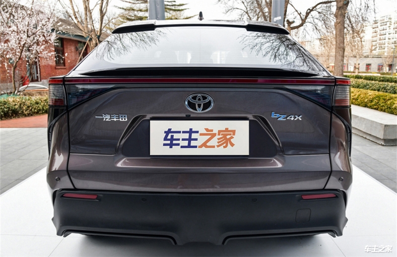 米乐M6 米乐实拍一汽丰田bZ4X 设计空间有惊喜 动力续航中规中矩(图1)