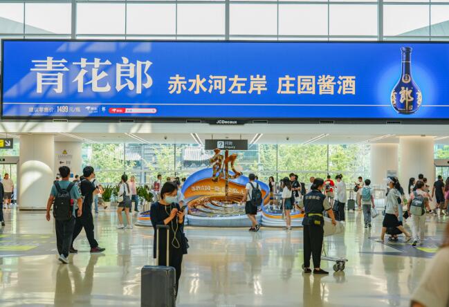 LV橱窗设计机米乐 M6米乐构携“酒的律动”亮相天府机场 讲述了“生长养藏”背后的庄园酱酒故事(图2)