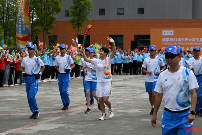 我是大运火炬手丨大学生散打冠军杨旭：精心设计交接动作告诉大家要坚持自我突破米乐M6 米乐(图1)