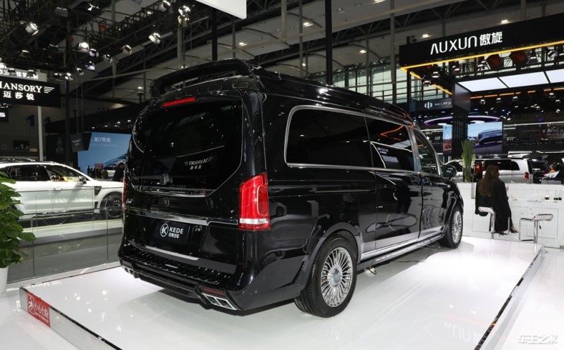 米乐 M6米乐今天给大家分享的这款车型圣母峰一直以来都是作为商务车定制界的天花板车型当然报价一直以来也是居高不下而现在也是低至9开头的价格。(图3)