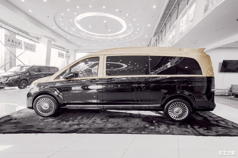 米乐 M6米乐今天给大家分享的这款车型圣母峰一直以来都是作为商务车定制界的天花板车型当然报价一直以来也是居高不下而现在也是低至9开头的价格。(图4)